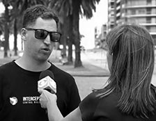 Manuel Maier entrevistado para el informativo Subrayado canal 10, en la rambla de Montevideo.